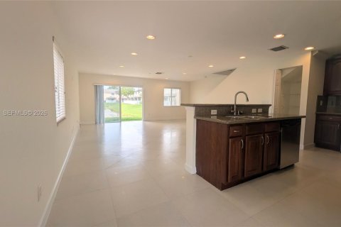 Townhouse in Tamarac, Florida 3 bedrooms, 144.46 sq.m. № 2065159 - photo 12