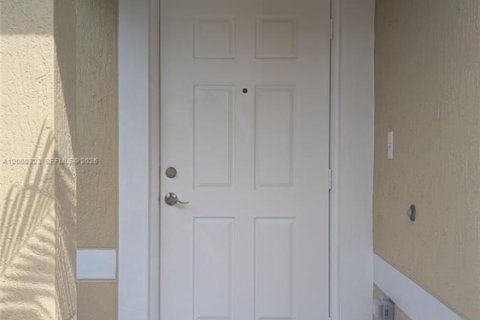 Townhouse in Tamarac, Florida 3 bedrooms, 144.46 sq.m. № 2065159 - photo 9
