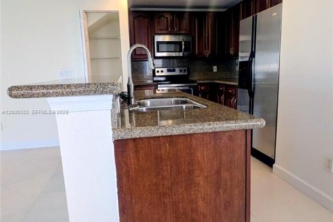 Townhouse in Tamarac, Florida 3 bedrooms, 144.46 sq.m. № 2065159 - photo 13