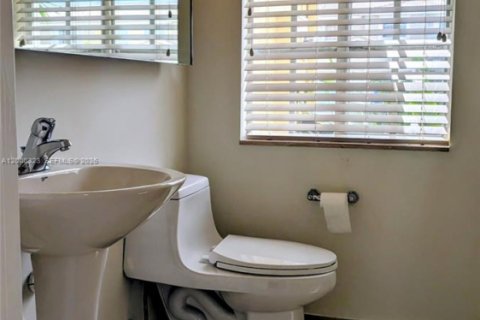 Townhouse in Tamarac, Florida 3 bedrooms, 144.46 sq.m. № 2065159 - photo 29