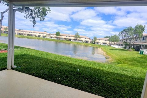 Townhouse in Tamarac, Florida 3 bedrooms, 144.46 sq.m. № 2065159 - photo 18