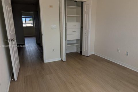 Townhouse in Tamarac, Florida 3 bedrooms, 144.46 sq.m. № 2065159 - photo 26