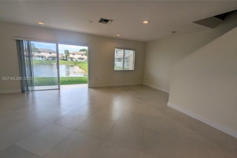 Townhouse in Tamarac, Florida 3 bedrooms, 144.46 sq.m. № 2065159 - photo 16