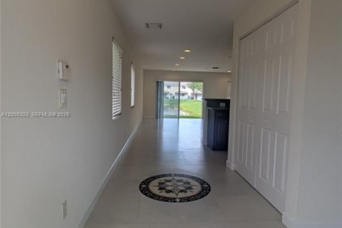 Townhouse in Tamarac, Florida 3 bedrooms, 144.46 sq.m. № 2065159 - photo 10