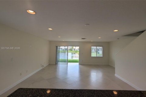 Townhouse in Tamarac, Florida 3 bedrooms, 144.46 sq.m. № 2065159 - photo 15