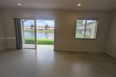 Townhouse in Tamarac, Florida 3 bedrooms, 144.46 sq.m. № 2065159 - photo 17