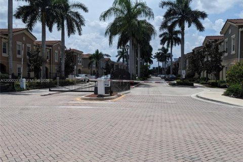 Townhouse in Tamarac, Florida 3 bedrooms, 144.46 sq.m. № 2065159 - photo 3