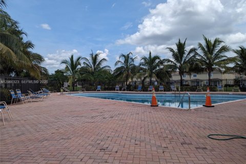 Townhouse in Tamarac, Florida 3 bedrooms, 144.46 sq.m. № 2065159 - photo 6