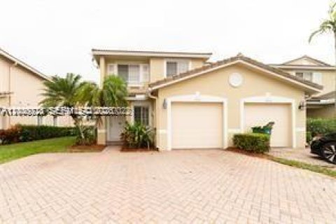 Townhouse in Tamarac, Florida 3 bedrooms, 144.46 sq.m. № 2065159