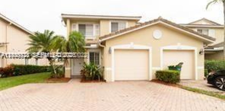 Townhouse in Tamarac, Florida 3 bedrooms, 144.46 sq.m. № 2065159