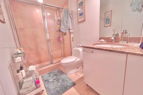 Condo in Sunny Isles Beach, Florida, 2 bedrooms  № 1797585 - photo 25