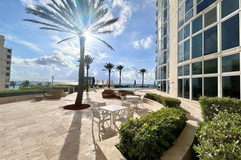 Condo in Sunny Isles Beach, Florida, 2 bedrooms  № 1797585 - photo 1