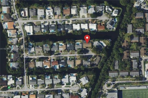 Casa en venta en Miami, Florida, 3 dormitorios, 204.2 m2 № 1983671 - foto 1