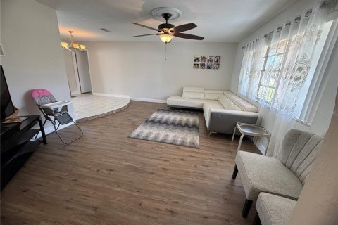 House in Port Orange, Florida 3 bedrooms, 150.04 sq.m. № 2097259 - photo 5