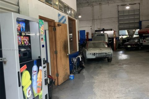 Купить коммерческую недвижимость в Дания-Бич, Флорида № 1959240 - фото 8