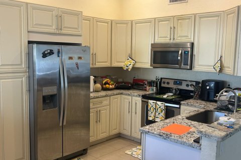 House in Pembroke Pines, Florida 3 bedrooms, 102.47 sq.m. № 2271872
