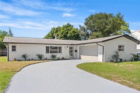 House in Saint Petersburg, Florida 3 bedrooms, 166.57 sq.m. № 2418585
