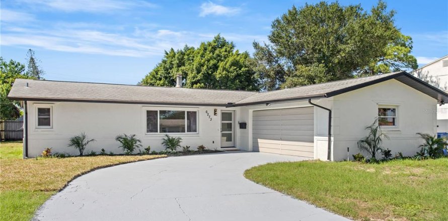 House in Saint Petersburg, Florida 3 bedrooms, 166.57 sq.m. № 2418585
