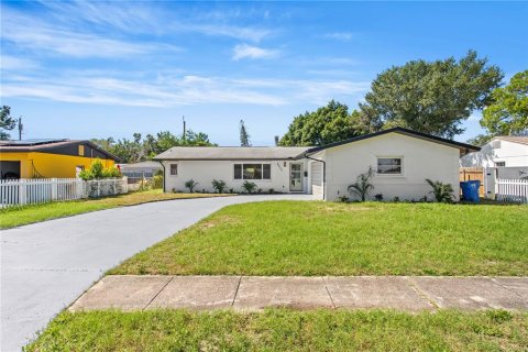 House in Saint Petersburg, Florida 3 bedrooms, 166.57 sq.m. № 2418585 - photo 2
