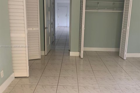 Condo in Miami Beach, Florida, 1 bedroom  № 2002807 - photo 9