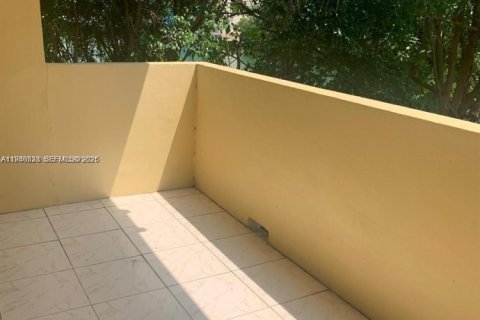 Condo in Miami Beach, Florida, 1 bedroom  № 2002807 - photo 11