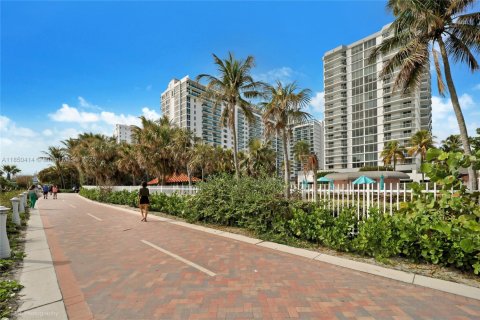 Condominio en venta en Miami Beach, Florida, 2 dormitorios, 127.09 m2 № 1857368 - foto 16