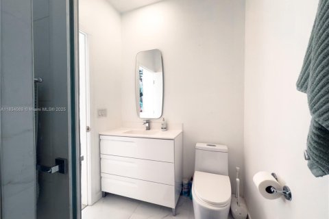 Condo in Miami Beach, Florida, 1 bedroom  № 1821777 - photo 11