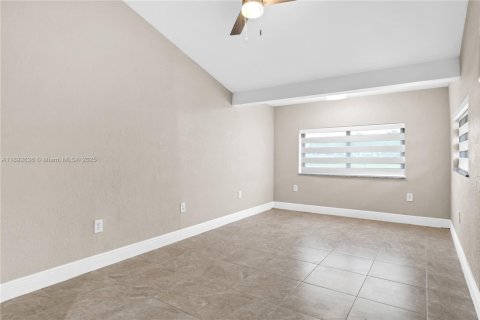 Immobilier commercial à vendre à Miami Springs, Floride: 281.12 m2 № 1946664 - photo 8