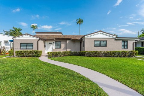 Immobilier commercial à vendre à Miami Springs, Floride: 281.12 m2 № 1946664 - photo 1