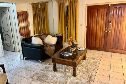 House in Miami, Florida 5 bedrooms, 233.56 sq.m. № 2009754 - photo 6