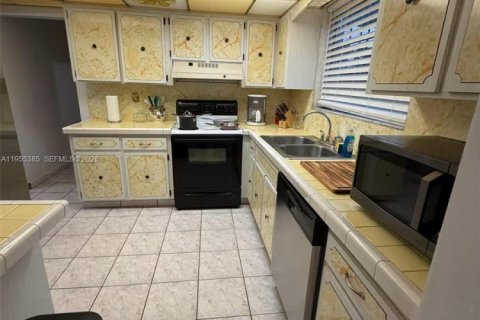 House in Miami, Florida 5 bedrooms, 233.56 sq.m. № 2009754 - photo 20