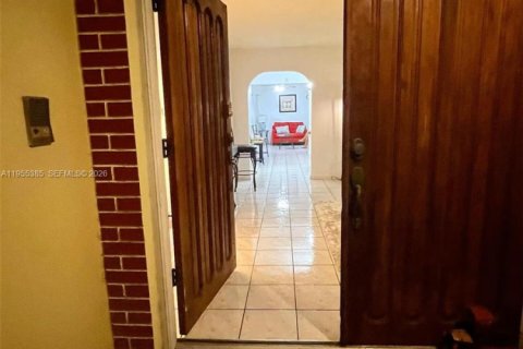 House in Miami, Florida 5 bedrooms, 233.56 sq.m. № 2009754 - photo 5