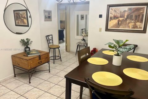 House in Miami, Florida 5 bedrooms, 233.56 sq.m. № 2009754 - photo 15