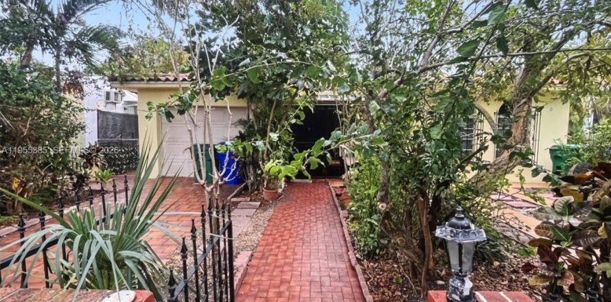 House in Miami, Florida 5 bedrooms, 233.56 sq.m. № 2009754