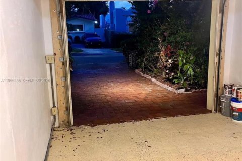 House in Miami, Florida 5 bedrooms, 233.56 sq.m. № 2009754 - photo 4