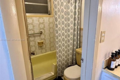 House in Miami, Florida 5 bedrooms, 233.56 sq.m. № 2009754 - photo 29