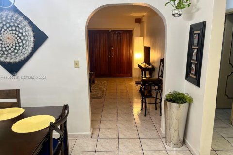 House in Miami, Florida 5 bedrooms, 233.56 sq.m. № 2009754 - photo 12