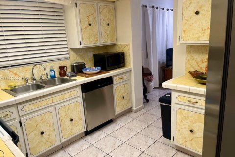 House in Miami, Florida 5 bedrooms, 233.56 sq.m. № 2009754 - photo 17