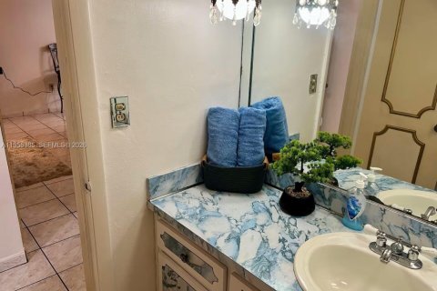 House in Miami, Florida 5 bedrooms, 233.56 sq.m. № 2009754 - photo 9