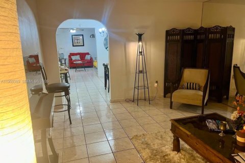 House in Miami, Florida 5 bedrooms, 233.56 sq.m. № 2009754 - photo 7