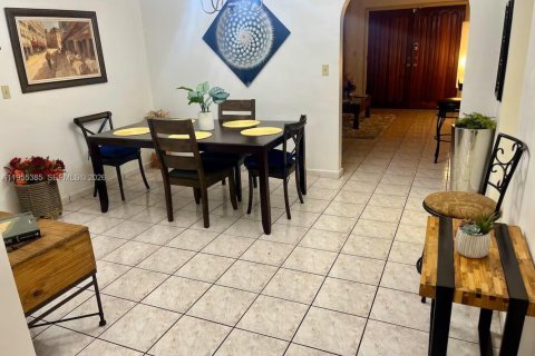 House in Miami, Florida 5 bedrooms, 233.56 sq.m. № 2009754 - photo 14