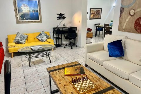 House in Miami, Florida 5 bedrooms, 233.56 sq.m. № 2009754 - photo 13