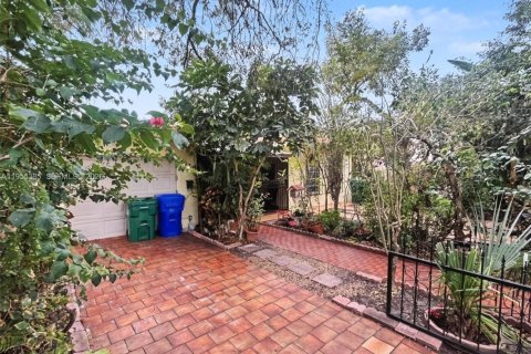 House in Miami, Florida 5 bedrooms, 233.56 sq.m. № 2009754 - photo 2