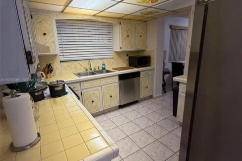 House in Miami, Florida 5 bedrooms, 233.56 sq.m. № 2009754 - photo 21