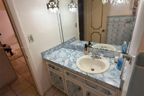 House in Miami, Florida 5 bedrooms, 233.56 sq.m. № 2009754 - photo 8