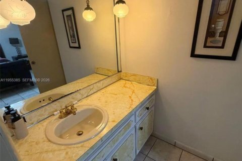 House in Miami, Florida 5 bedrooms, 233.56 sq.m. № 2009754 - photo 30