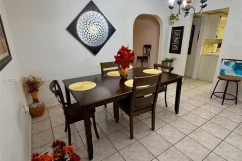 House in Miami, Florida 5 bedrooms, 233.56 sq.m. № 2009754 - photo 27