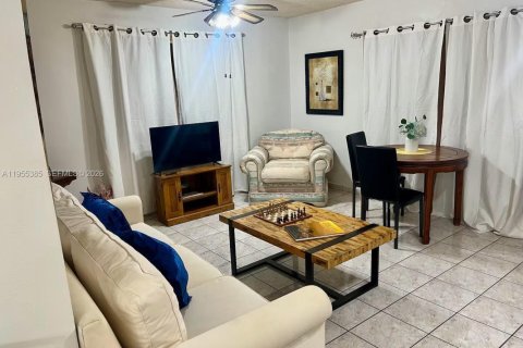 House in Miami, Florida 5 bedrooms, 233.56 sq.m. № 2009754 - photo 25