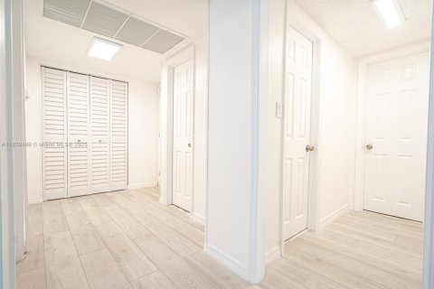 Copropriété à louer à Hallandale Beach, Floride: 2 chambres, 85.47 m2 № 1964872 - photo 28