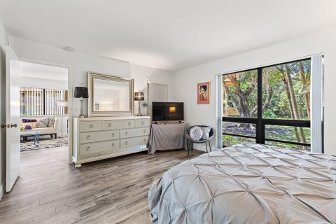 Condo in Palm Beach Gardens, Florida, 2 bedrooms № 2245591 - photo 15